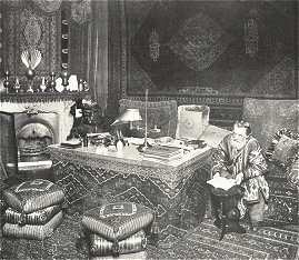 ZICHY MIHÁLY A DOLGOZÓSZOBÁJÁBAN<BR>FÉNYKÉP UTÁN