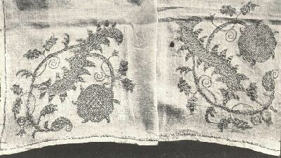 ARANYNYAL HÍMZETT SAROKLÉCTÖLTÉSEK EGY XVIII. SZÁZADBELI FEHÉR GYOLCS OLTÁRTERITŐN AZ EPERJESI EV. TEMPLOMBAN