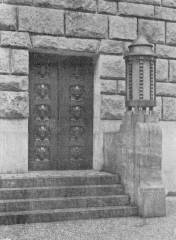 R�SZLET A BERLINI HEBBEL-SZ�NH�Z HOMLOKZAT�R�L KAUFMANN OSZK�R M�VE