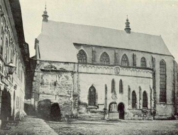 A B�RTFAI SZENT-EGYED-TEMPLOM D�LI HOMLOKZATA A RESTAUR�L�S EL�TT