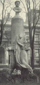 7. ÁBRA. KISFALUDY KÁROLY SZOBRA A MÚZEUM KERTJÉBEN