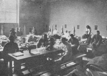 MŰVÉSZETI INTÉZMÉNYEINK A HÁBORÚBAN KATONAI KÓRTEREM A BENCZÚR-ISKOLÁBAN