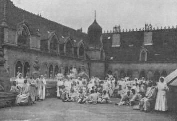 MŰVÉSZETI INTÉZMÉNYEINK A HÁBORÚBAN SEBESÜLT KATONÁK AZ IPARMŰVÉSZETI ISKOLA TERRASZÁN